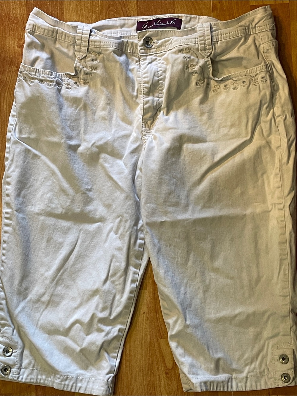 Gloria Vanderbilt White Cotton Shorts with Maroon Label